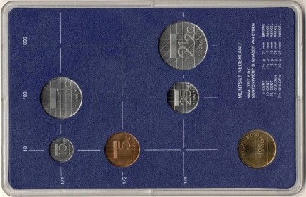 Authentic souvenir of MIX of Dutch coin yearsets - Beatrix - Hfl. 0,05 up to Hfl. 2,50